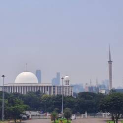 Die Moschee gleich nebenan, dahinter die Kathedrale