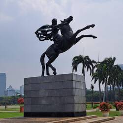 Endlich mal ein Reiterdenkmal 🐎 ein indonesischer Prinz, der gegen die Holländer gekämpft hat