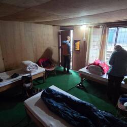 Rustikales Zimmer. Aber mit Strom. Macht 1,70 € pro Person.