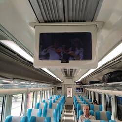 Schön ist, dass die Sitze alle in Fahrtrichtung gehen. Lustig ist, dass der Fernseher das nicht weiß