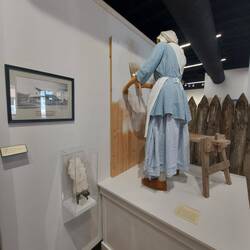 Zum Schutz gegen Wetter und Insekten wurden die Wände mit Kalkfarbe geweißt.