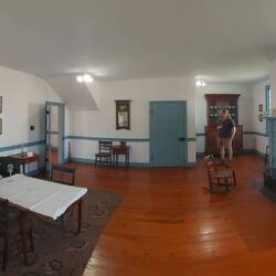 Eß- und Handarbeitszimmer zweites Haus. Hinten der Guide an der Treppe zum Speicher.