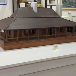 Baustil aus der Normandie (Hauswände) und Amerika (umlaufende Veranda) vereint.