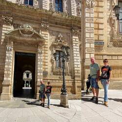 ..unerwartet große Barocke-Bauten und ein angenehmes Flair erwartet uns 🤩