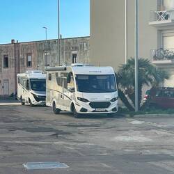 10min von der Altstadt entfernt waren genau für uns zwei Riesen noch 2 kostenlose Parkplätze frei🍀👍🏻