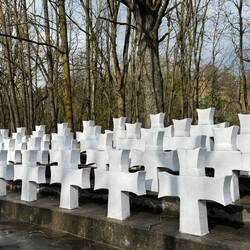 Hier ruht die Asche der gefallenen Soldaten.
