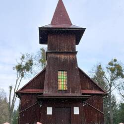 Kleine, traditionelle hölzerne Kirche, in der noch Messen abgehalten werden.