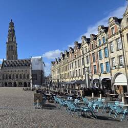 Cafés in Place des Héros