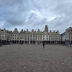 Place des Héros, marketplace with 155 baroque façades
