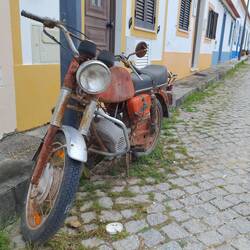 Für Fans von alten Karossen. Später fiel mir die Schnur auf, die den Tank "hält".