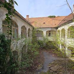 Innen wurde sie zwar mal rnoviert, aber wieder aufgegeben. Lost Place!