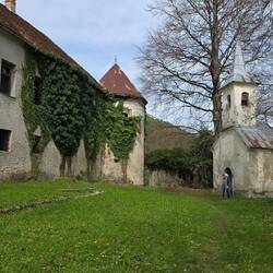 Von außen sieht die Burg noch ganz manierlich aus.