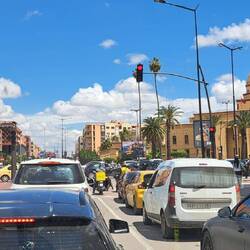 Viel Verkehr im Vorort von Marrakesch