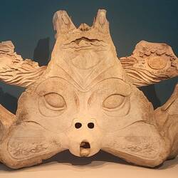 "Mutter Erde" aus einem Finnwalschädel (Art of First Nations)