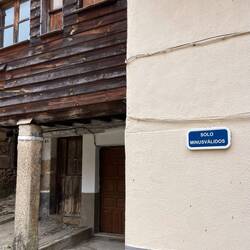 Text auf dem Schild (wörtlich): Nur für Minderwertige! Es ist das spanische Wort für Behinderte.