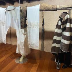 Der Vermummte unter der Decke leuchtet dem Empalao den Weg und hält die Touristen auf Abstand.