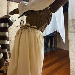 Der Geschnürte von hinten