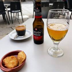Pause nach (sprachlich) anstrengender Führung durchs Museum. Kleine Beigabe zum Bier: Tapas.