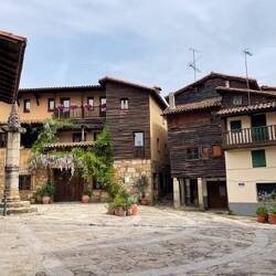 Schönes Ensemble im Dorf.