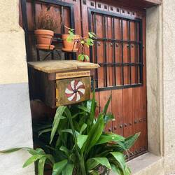 Außergewöhnlicher Briefkasten mit der Aufschrift: Empfange, verschicke, teile. Motto der Post?