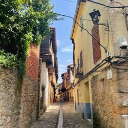 Im gesamten Dorf sieht's so aus: Keine Leute, kein Hundegebell, null Dreck