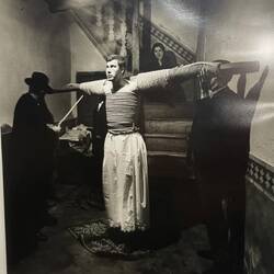 Der Empalao wird umwickelt.