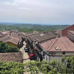 Blick vom Bergdorf Valverde de la Vera hinunter in die Ebene. Der volle Stausee ist nicht zu sehen