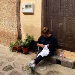 Undenkbar bei uns: Näharbeit an der Haustür. Sicherungskästen befinden sich immer an der Fassade.