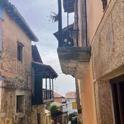 Ein Dorf wie früher: Valverde mit engen Gassen u.Holzbalkonen an den Häusern.