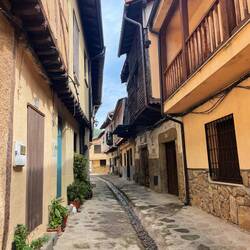 Durch alle Gassen fließt Wasser.