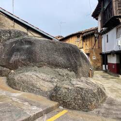 Ein Teil des Steins wurde abgebaut, um Platz für die Häuser zu schaffen.
