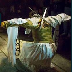 Die gekreuzten Schwerter auf dem Rücken des Empalaos symbolisieren Stärke.