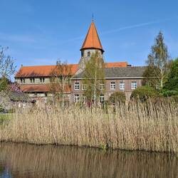 Neo-romanisches Kirchlein in Sint-Baafs-Vijve