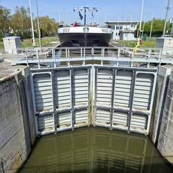 Große Schleuse zum Nebenkanal ... mit großem Pott drin