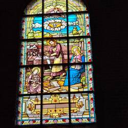 Familienleben Jesu im Fensterbild / ehemalige Kapelle nebenan