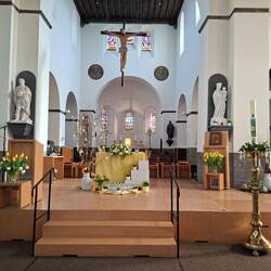 Altar mit Osterschmuck