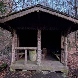 Die Schutzhütte der defekten Matten hinter Freilingen