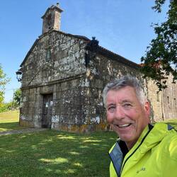 Pause auf Steinbank an Kirche
