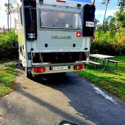 Nicht der zugewiesene Platz, aber dafür schattig. Coole Nummer🤣