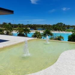 Blick vom Eingang auf den Golfplatz