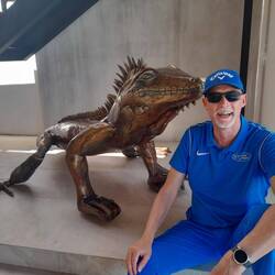 Die Bronze...wohl eine Homage an die Leguane