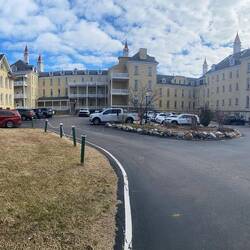 Site seeing: Ehemaliges staatliches Krankenhaus; nun Wohngebiet, Geschäfte,