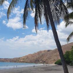 Angekommen am Pazifikstrand Playa Hermosa. Im Hintergrund kein Grün...