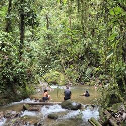 Einige Kolumbianer baden im 15 Grad kalten Bach