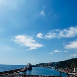 Blick von oben auf unser schwimmendes Hotel und den Hafen