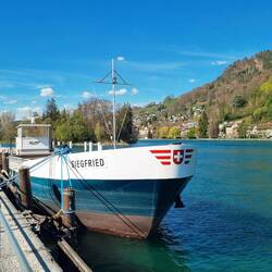 Aarebecken mit Thuner Schloss im Hintergrund...