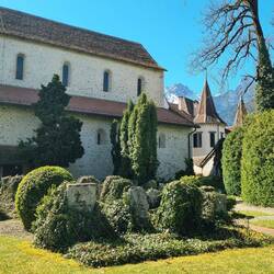 ... mit überwuchertem Friedhof und angrenzendem Schloss ...