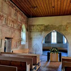 ... mit gut erhaltenen Wandmalereien.