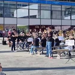 Tolle Vorstellung der Jugend-Brassband verkürzt das Warten am Bahnhof!