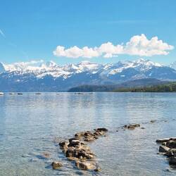 ... und aus der Ferne mit dem Thunersee im Vordergrund.